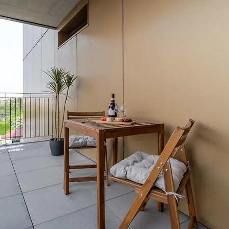 Modern Porto Retreat By Hostwise